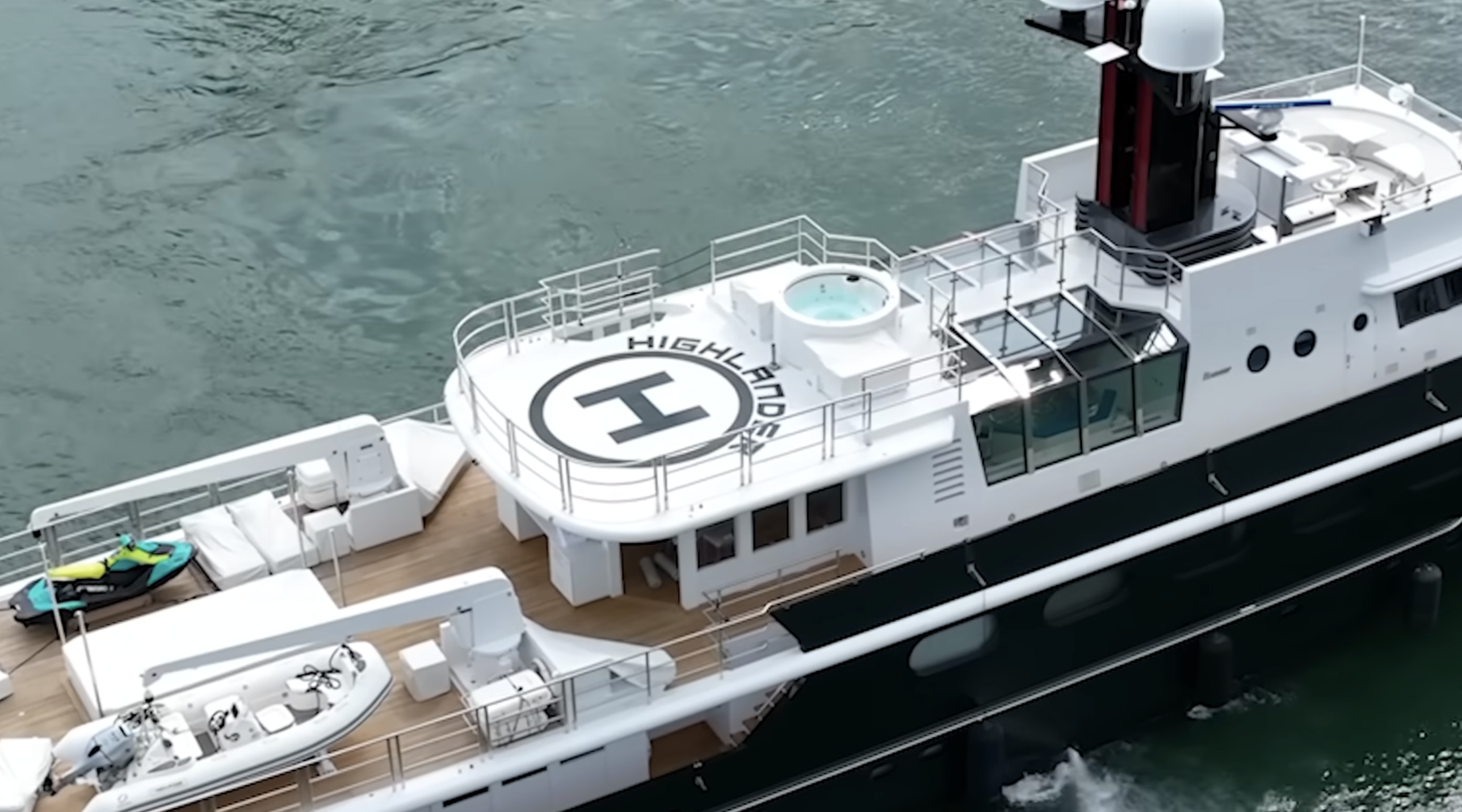 1 vs 1000000000 Yacht