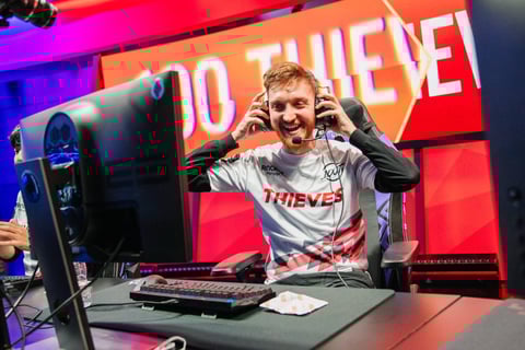 100 Thieves Closer