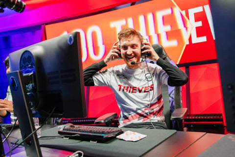 100 Thieves Closer