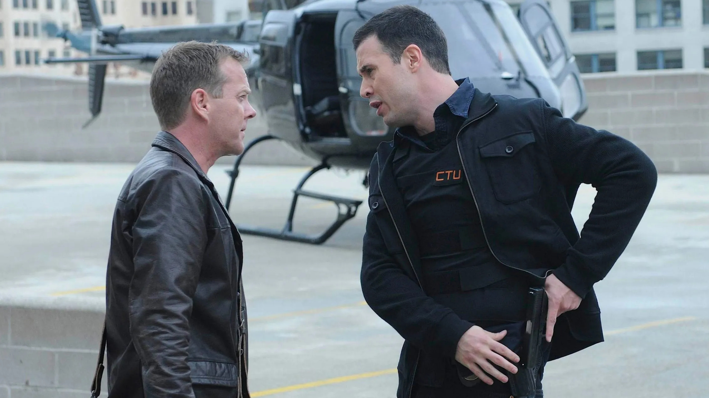 24 2001 Kiefer Sutherland and Freddie Prinze Jr cropped processed by imagy