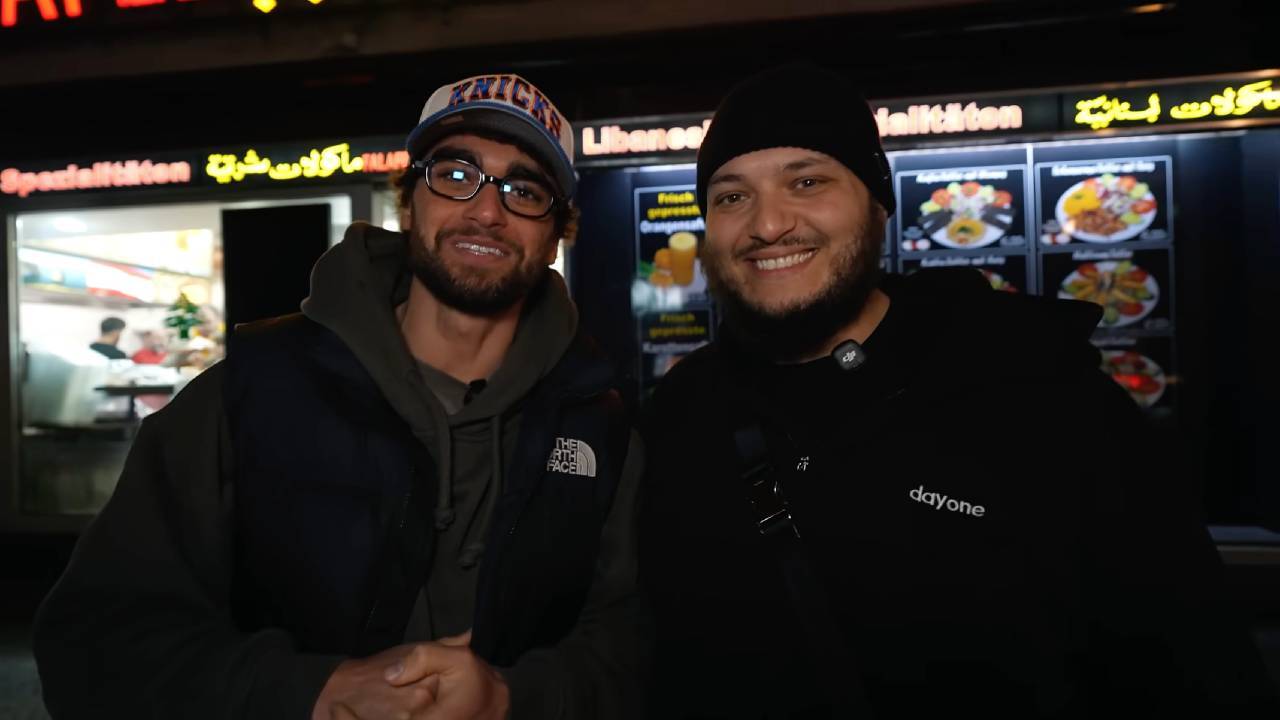 Abo Goku erzählt Arda lustige Geschichte aus seiner Vergangenheit