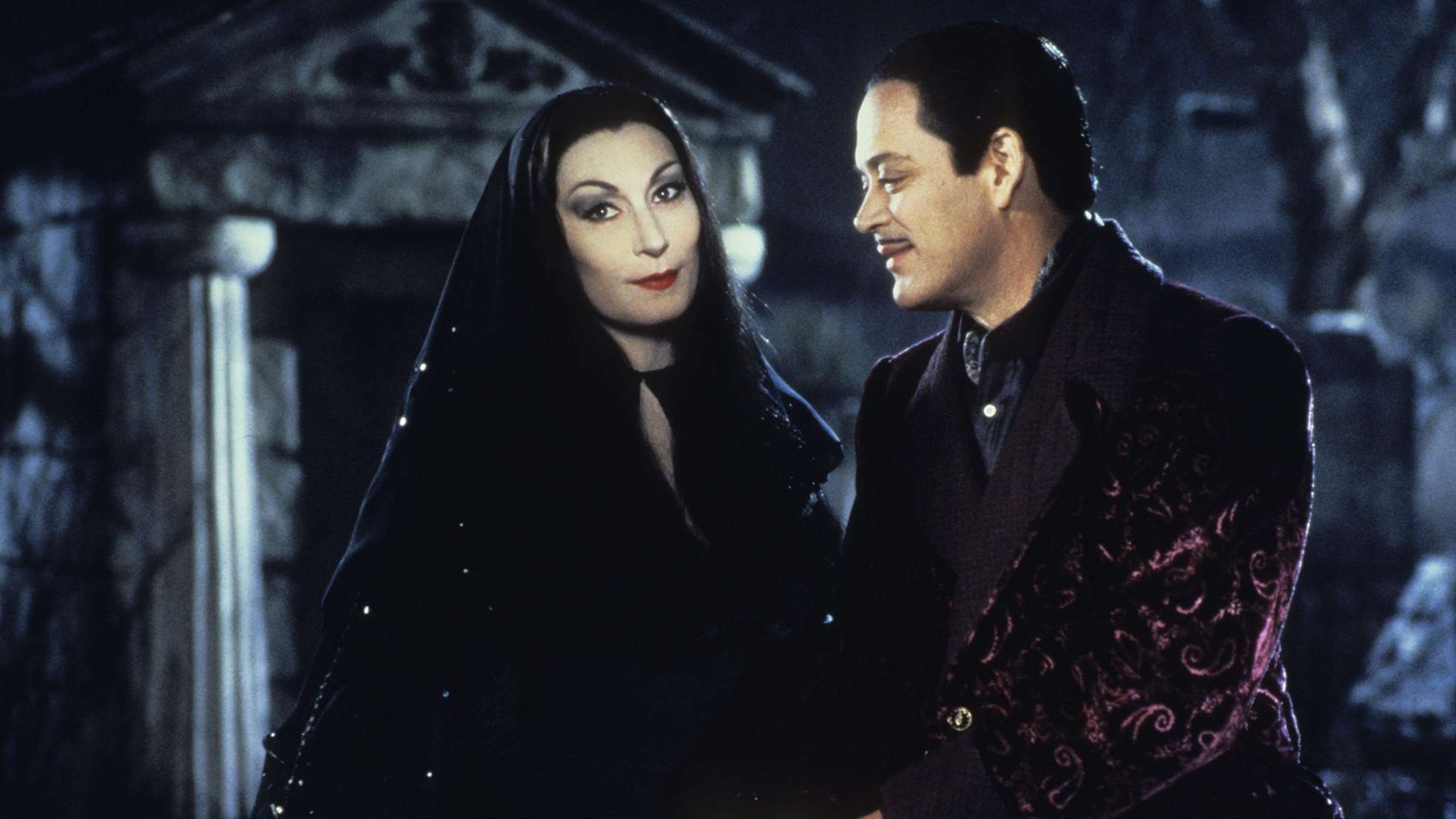 Anjelica Huston and Raúl Juliá The Addams Family 1991 cropped processed by imagy