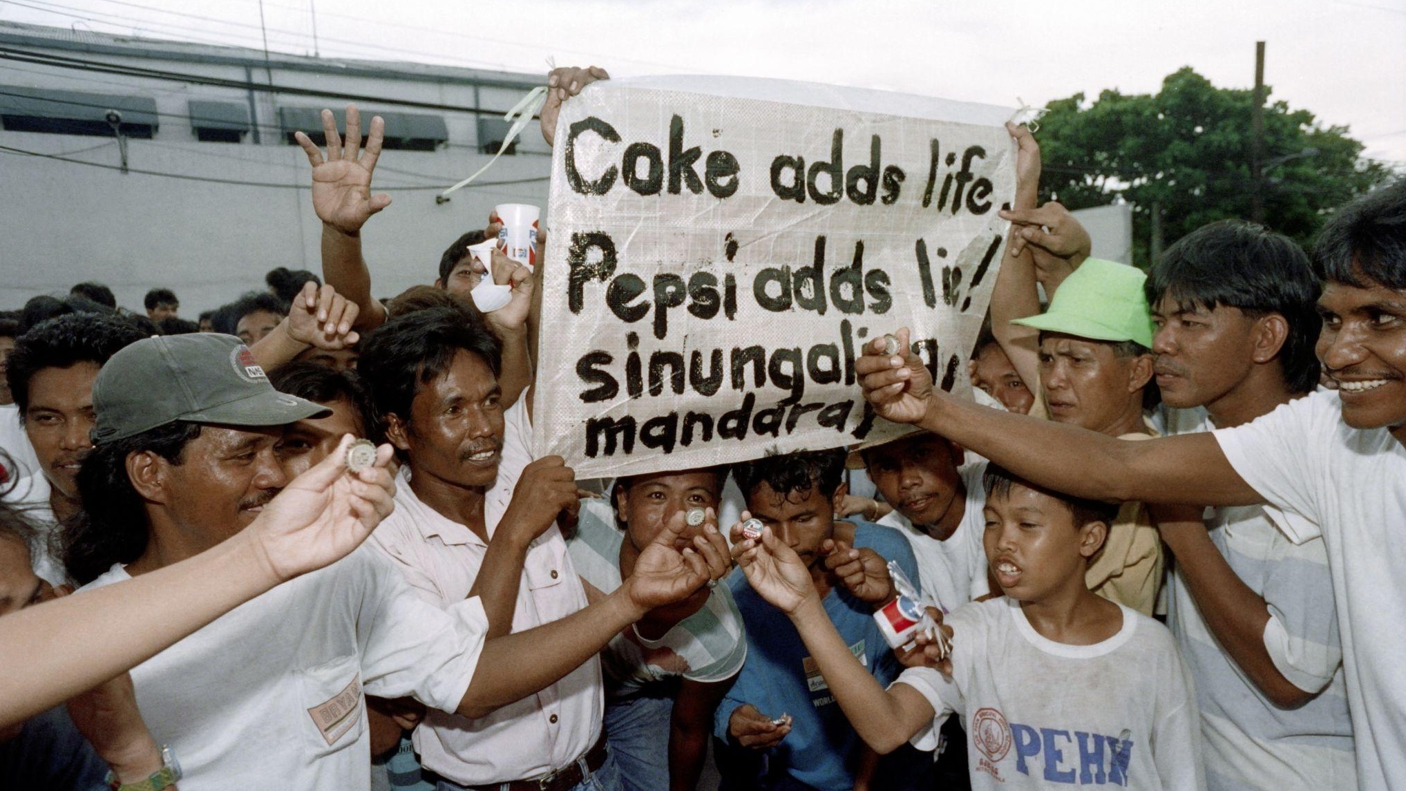 Claimants outside Pepsis Manila office 1