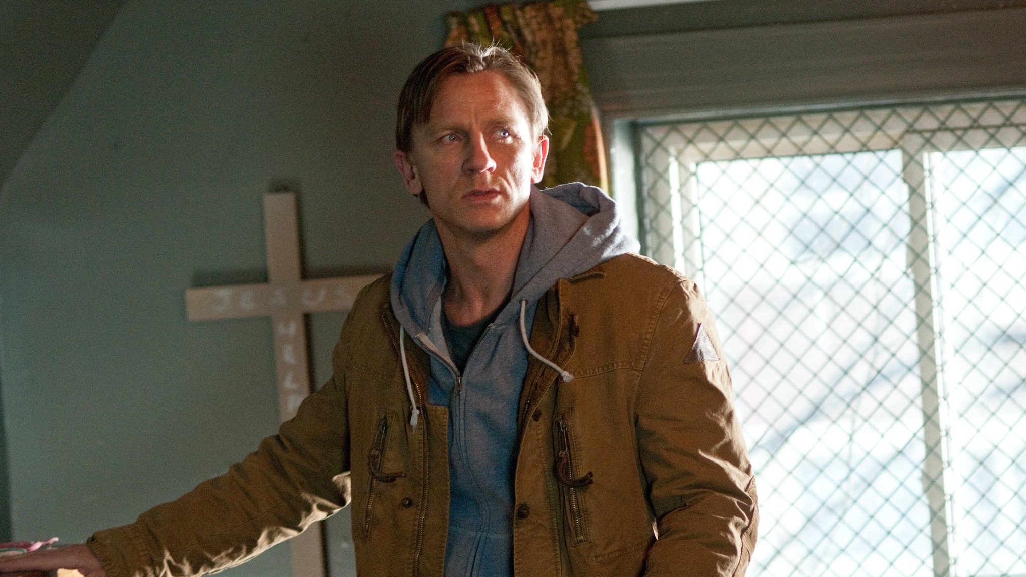 Dream House Daniel Craig cropped processed by imagy