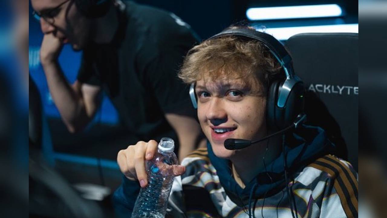 ESPORTS PLAYER rezonfn