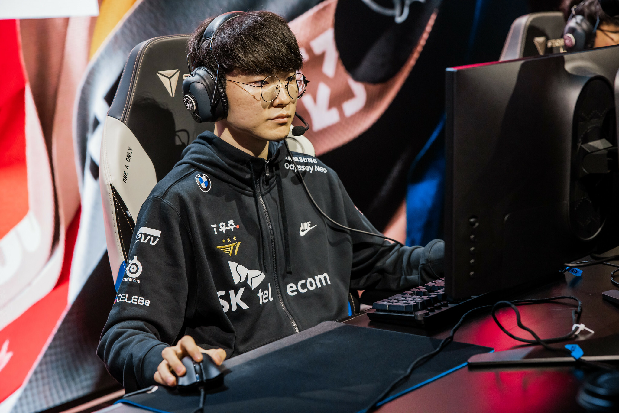 A (complex) network of institutions: Faker, playing League of Legends