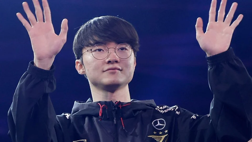 With THIS Mouse And Keyboard, Faker Won 6 LoL World Titles | EarlyGame