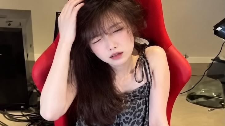 Jiang Yes spinning chair
