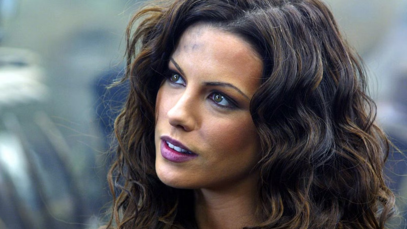 Kate Beckinsale van helsing cropped processed by imagy