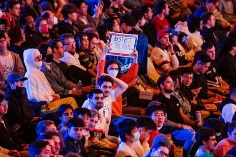 LEC Crowd