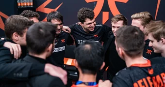 LEC Fnatic team hug