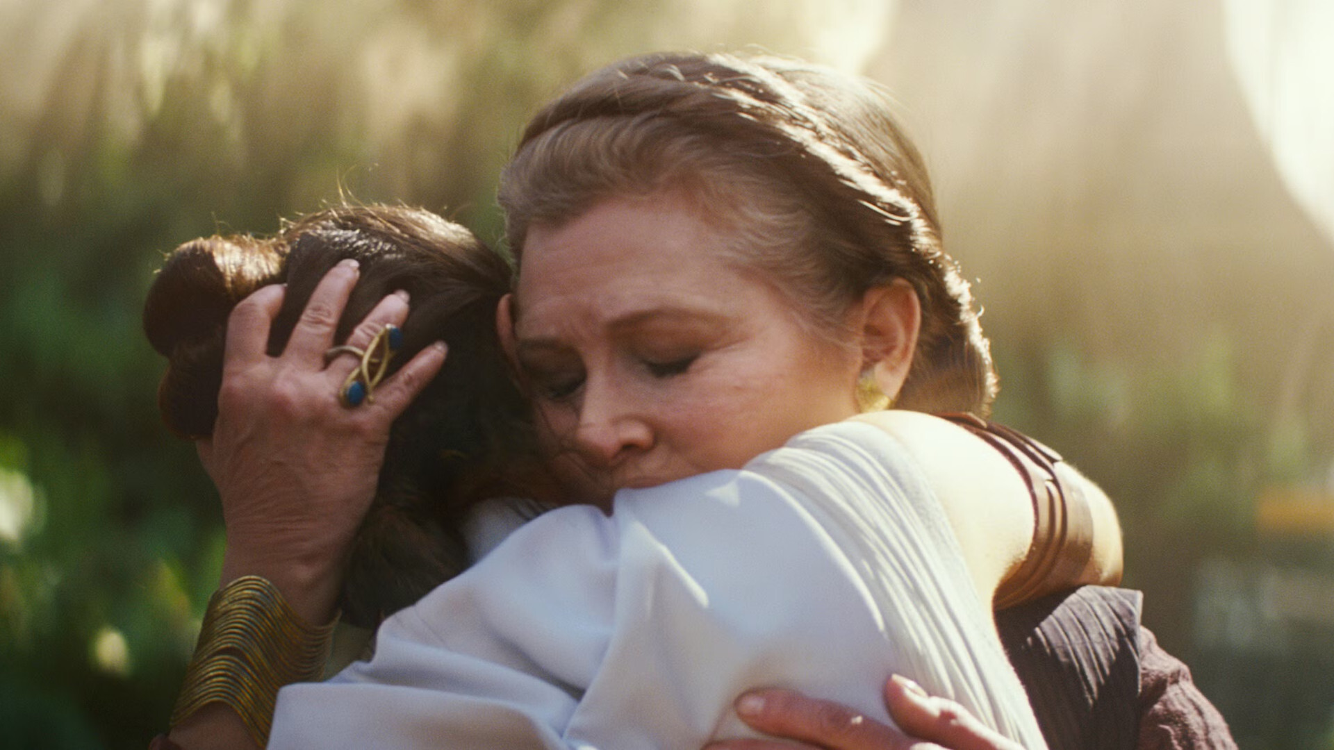 Leia Hugs Rey Star Wars