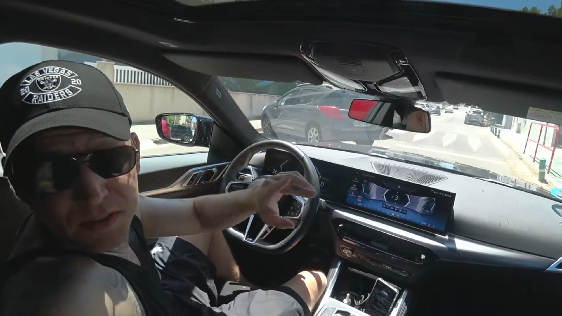 Monte Streamt Beim Autofahren