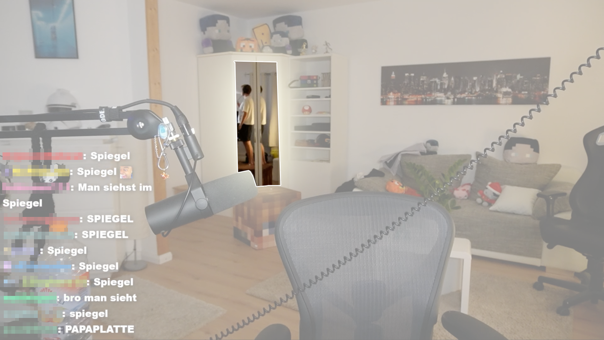 Nooreax raucht im Spiegel Thumbnail