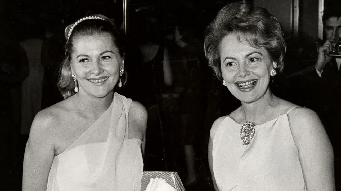 Olivia de Havilland and Joan Fontaine something in the wind cropped processed by imagy