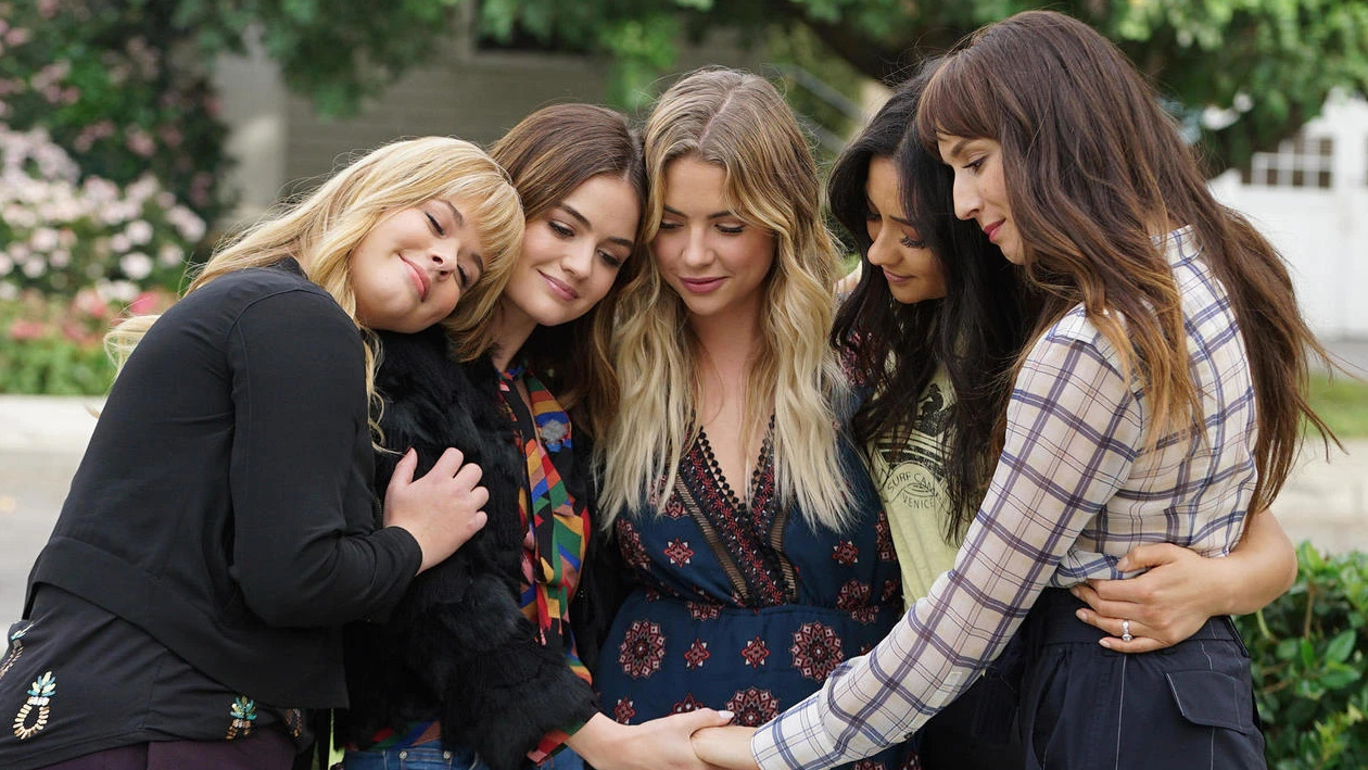 Pretty Little Liars 2010 cropped processed by imagy