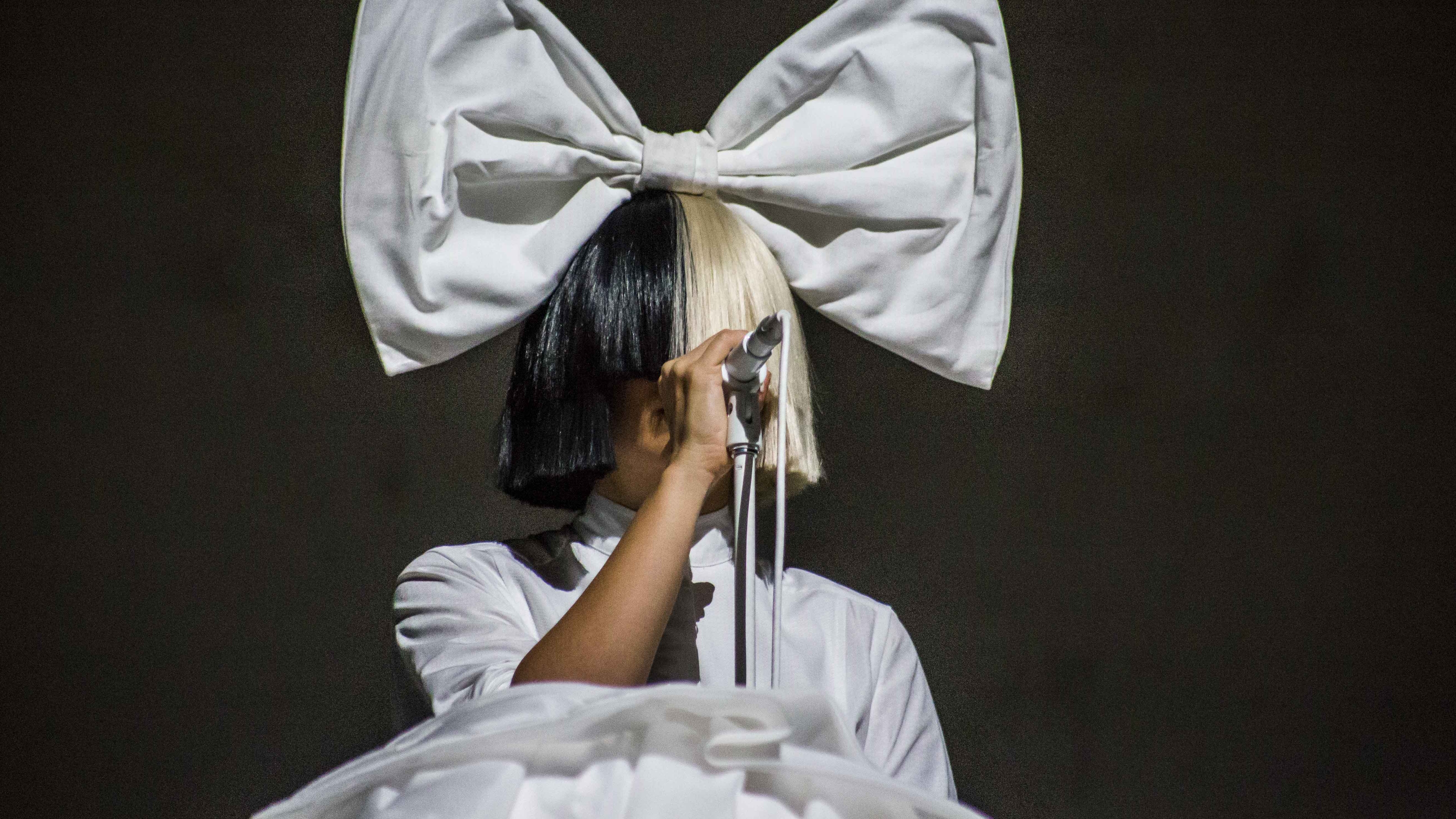 Sia cropped processed by imagy