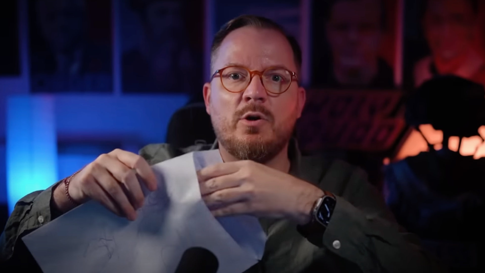 Tobias Huch öffnet Umschlag