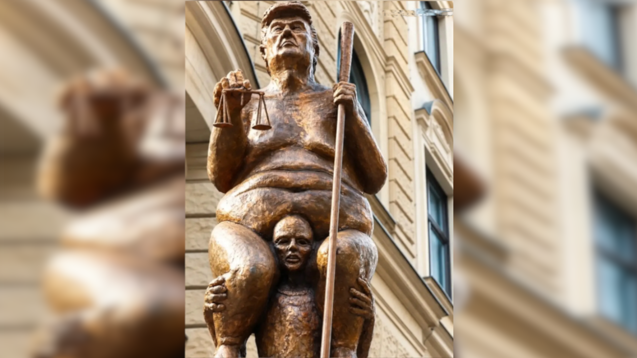 Trump Statue orange plague