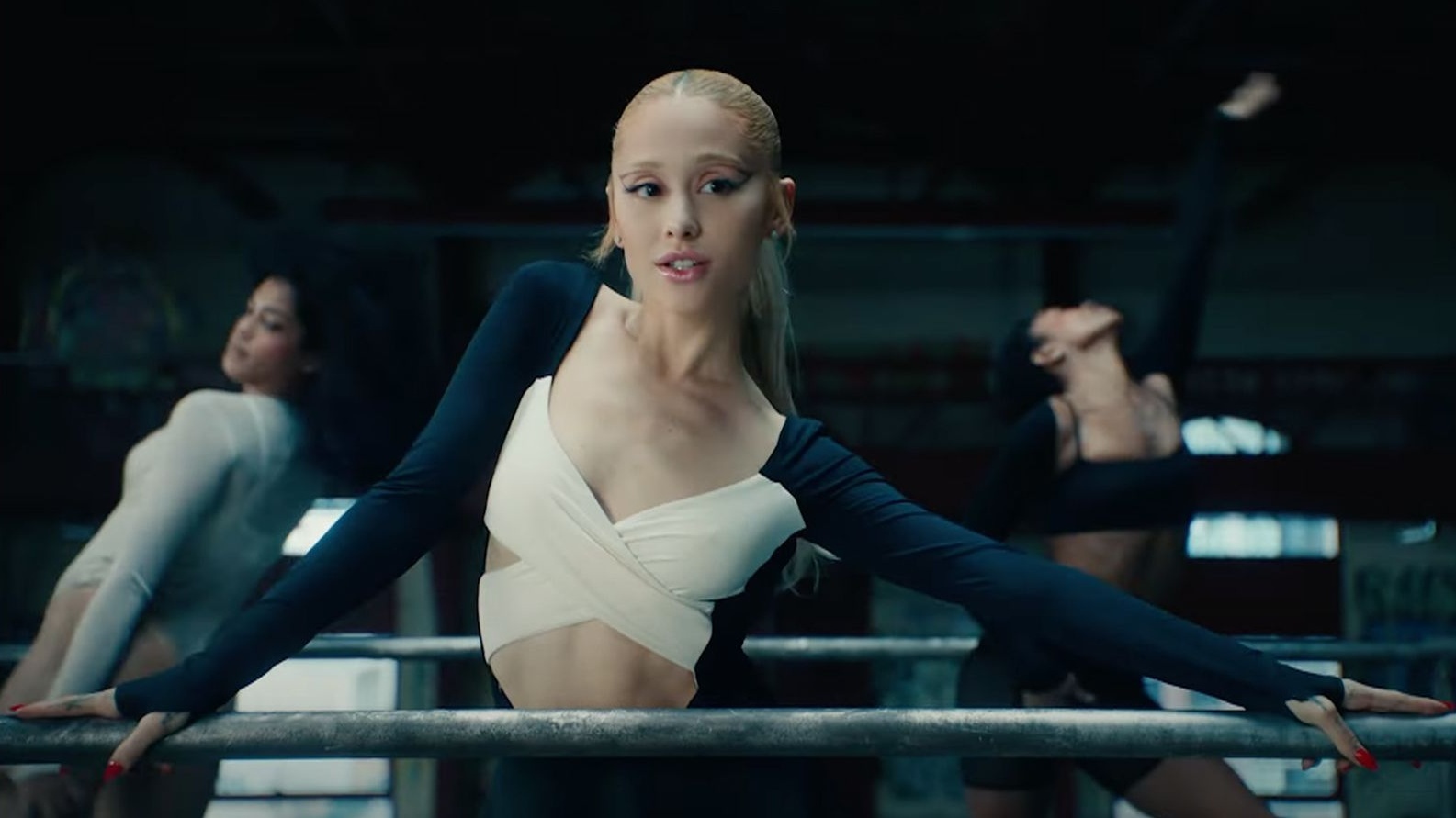 Ariana grande yes and cropped processed by imagy