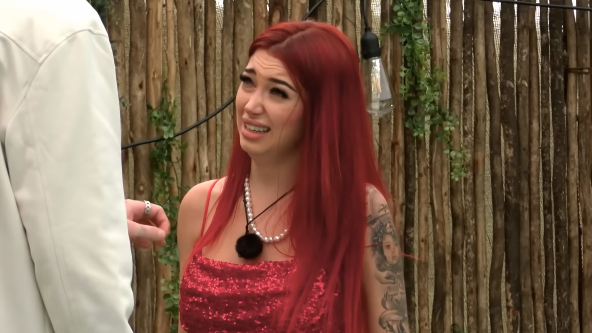 Ariel prominent getrennt