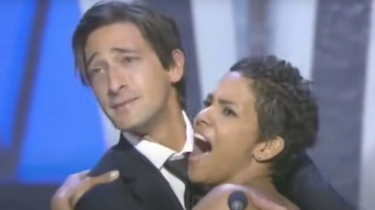 Cropped Adrien Brody kisses Halle Berry
