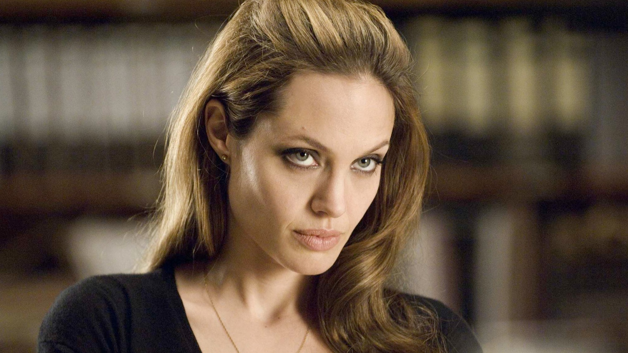 Cropped Angelina Jolie wanted intro