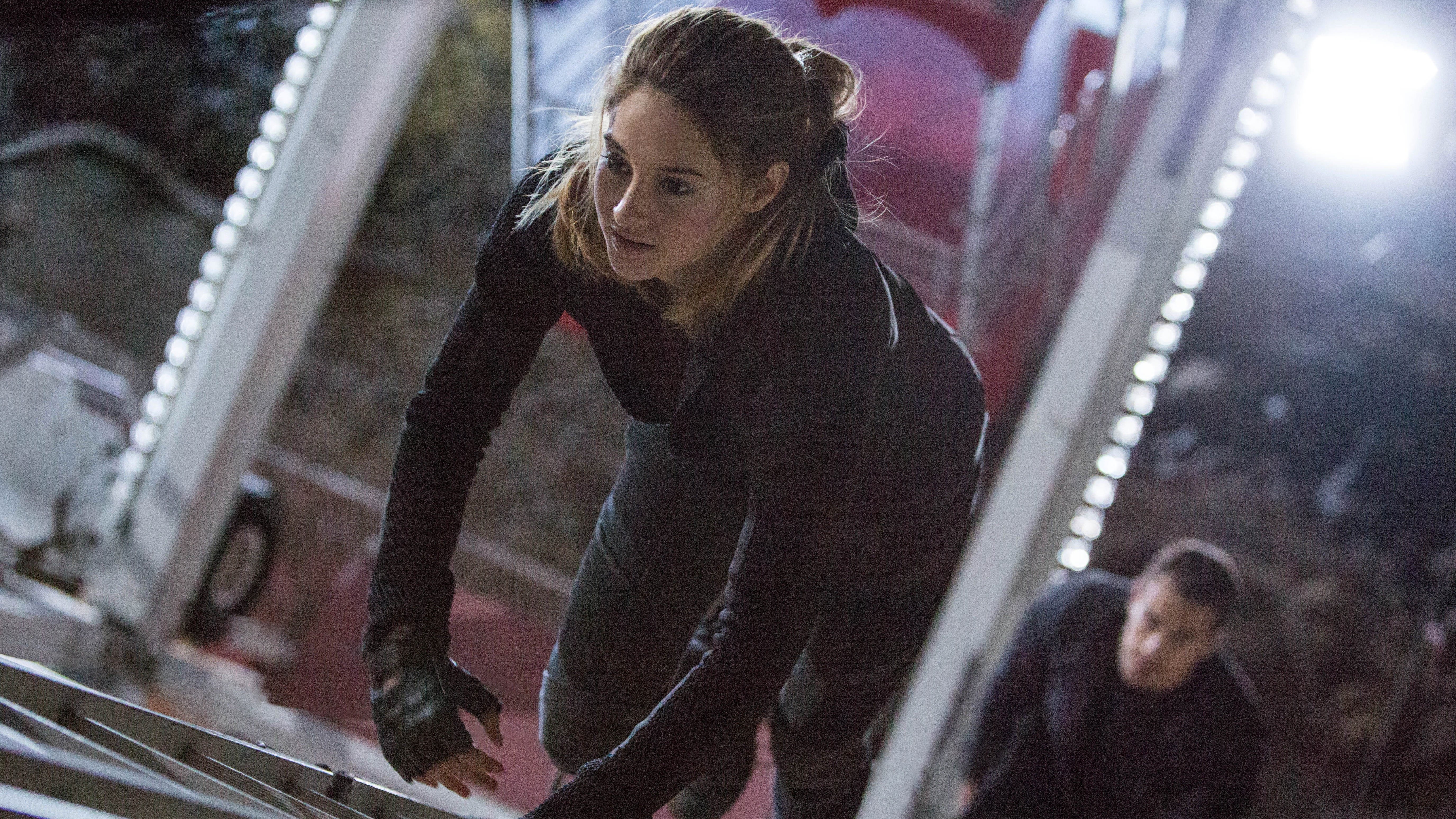 Cropped Divergent