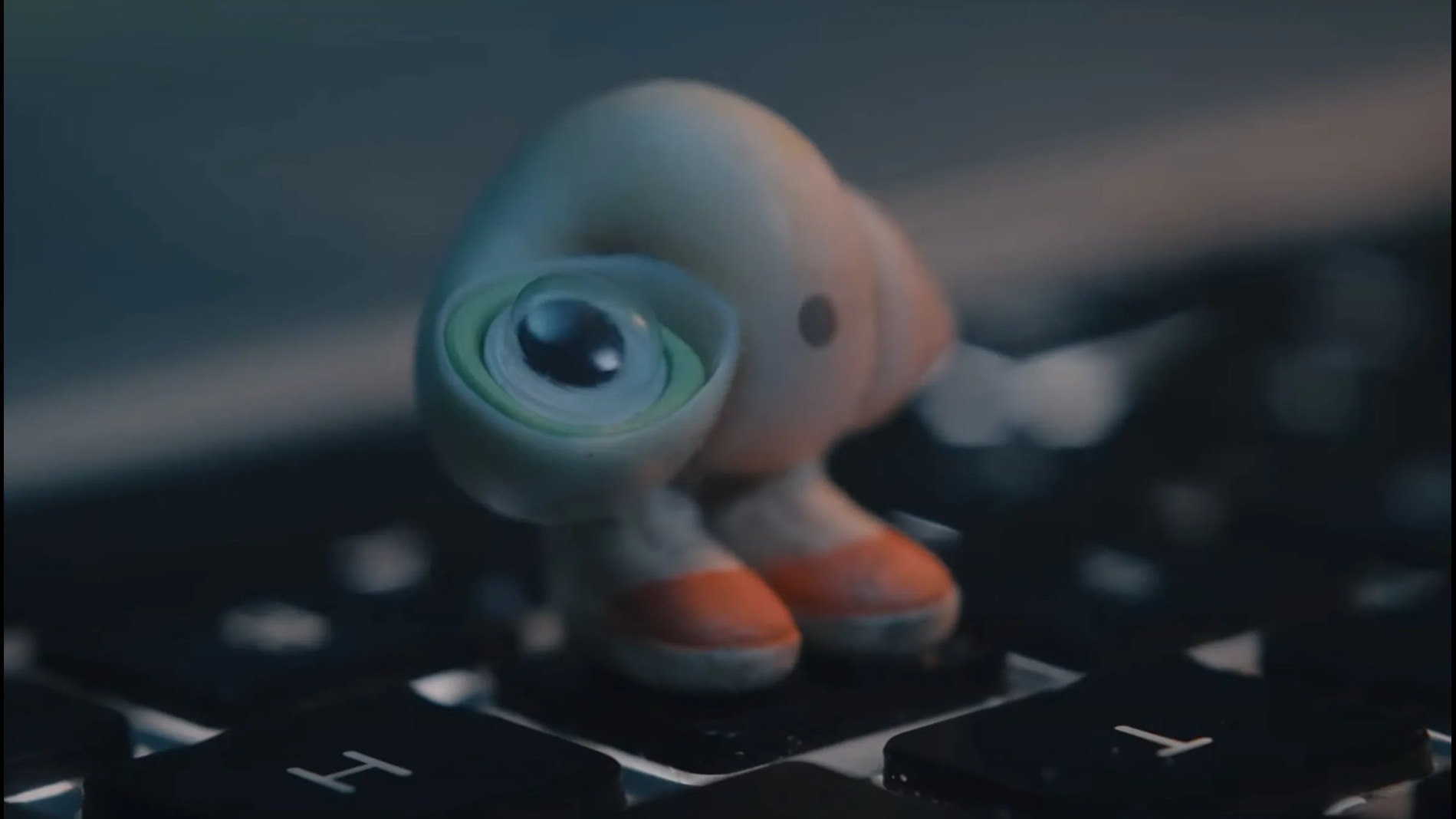 Cropped Marcel the Shell with Shoes On