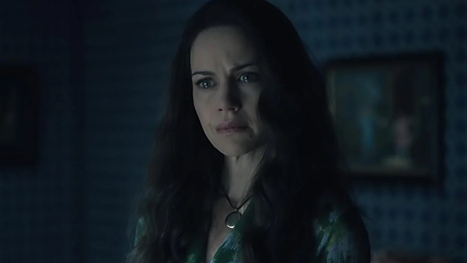 Cropped carla gugino the haunting of hill house