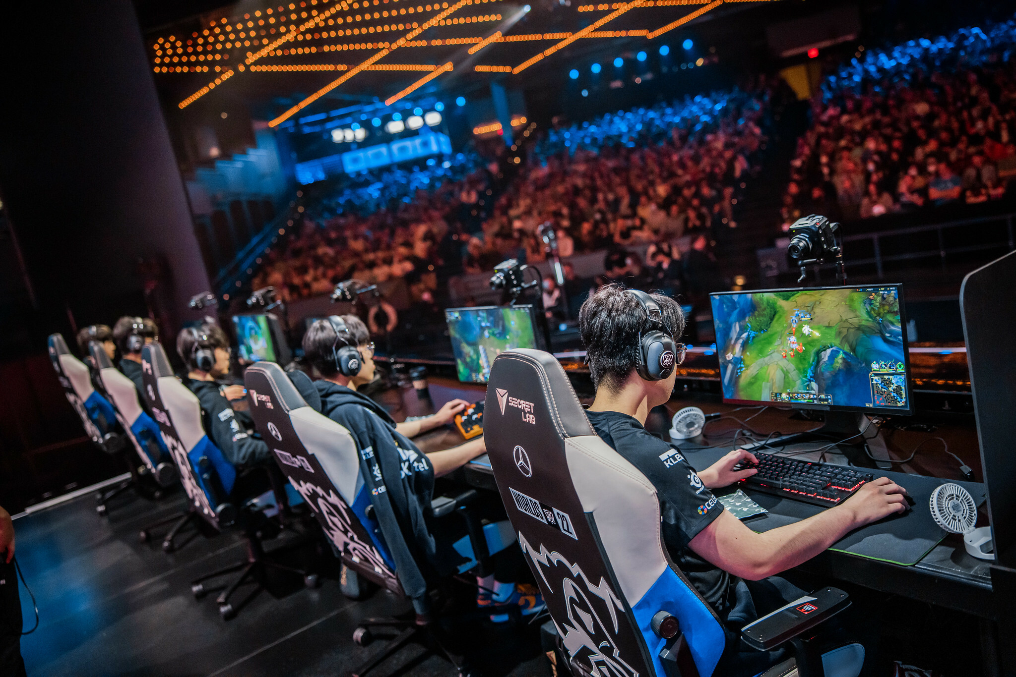 leveltap  SHOWING: League of Legends Worlds Group Stages