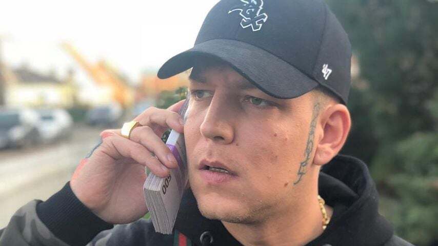 Montanablack haelt sich geldscheine an das ohr