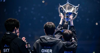 T1 worlds 2023 faker and trophy