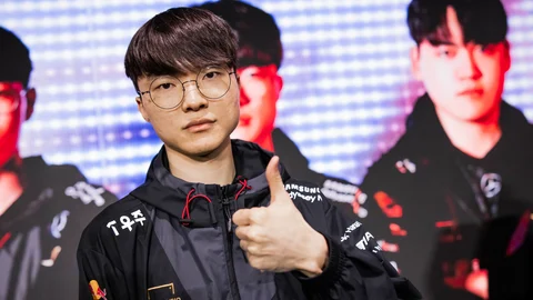 Worlds 2023 semi final faker thumbs up